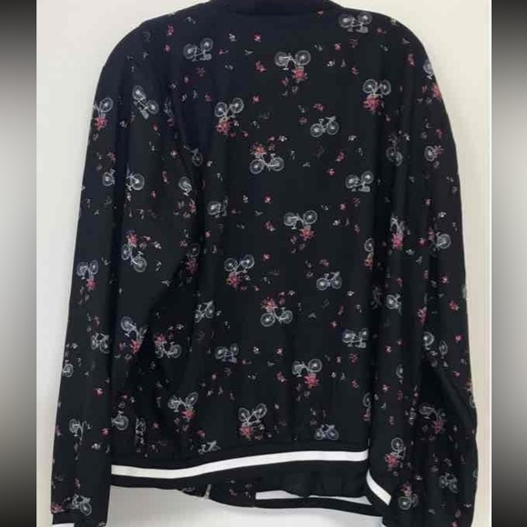 NWT Torrid Black Floral Crepe Bomber Jacket w/Bicycles  Size 2X/18/20 - Picture 2 of 4